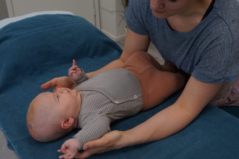 Mistä tietää, onko vauvan kehossa kireyksiä?